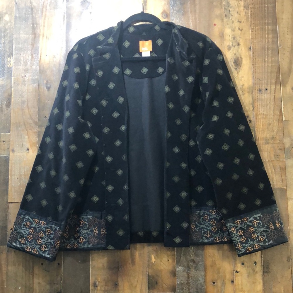 Hearts of Palm Designed and Embroidered Button Blazer - Picture 2 of 11
